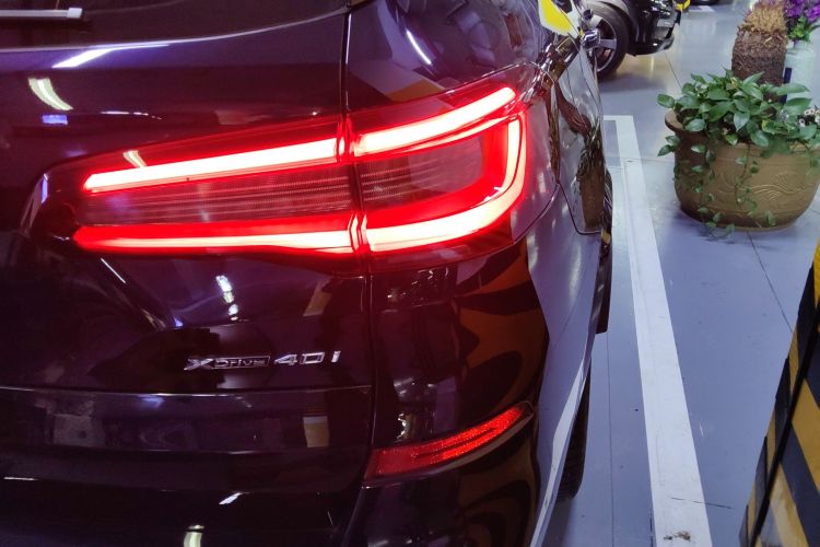 宝马X5(进口) 2022款 xDrive40i 尊享型 M运动套装车身外观9