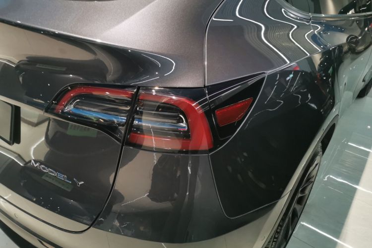 特斯拉 Model Y 2022款 改款 长续航全轮驱动版车身外观9