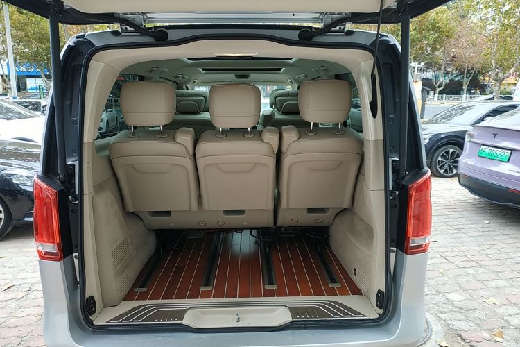 奔驰V级 2016款 V 260 L 尊贵加长版机舱底盘23