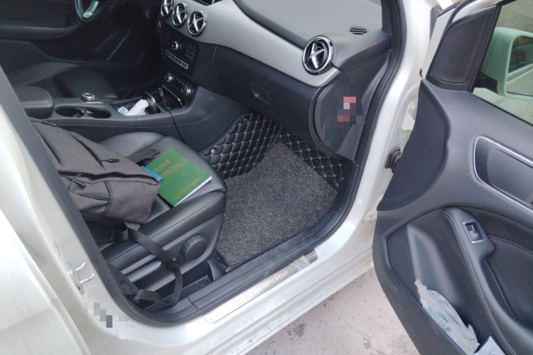 奔驰B级 2015款 B 200 时尚型局部细节9005