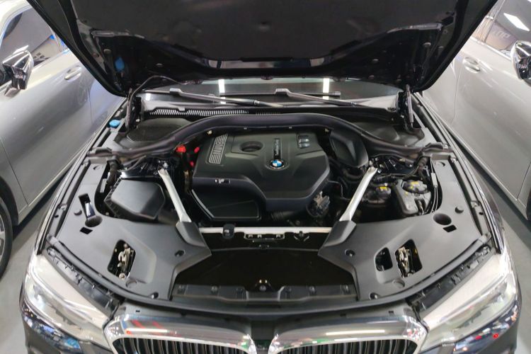 宝马5系 2020款 530Li 领先型 M运动套装机舱底盘24