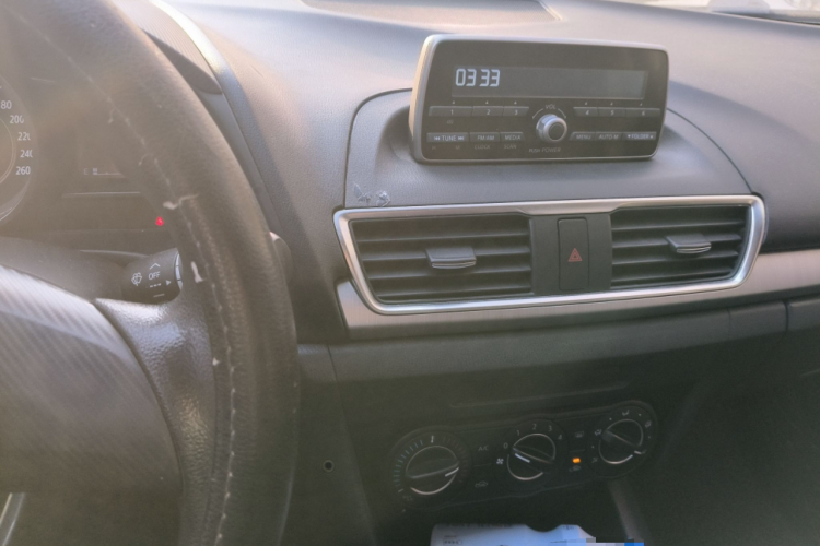 马自达3 昂克赛拉 2016款 三厢 1.5L 手动舒适型中控内饰16