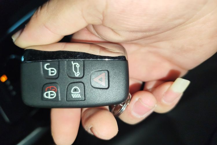 路虎 发现神行 2018款 240PS SE版中控内饰11