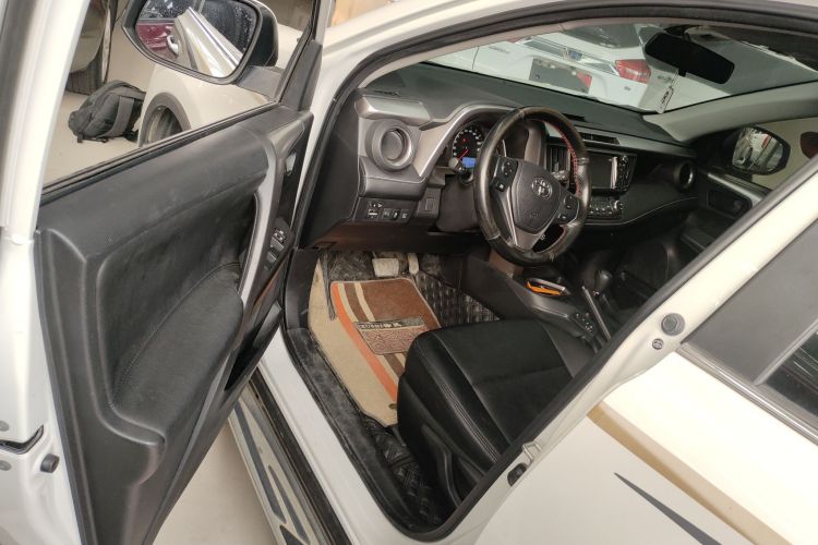 丰田 RAV4荣放 2019款 2.0L CVT两驱风尚版 国VI中控内饰20