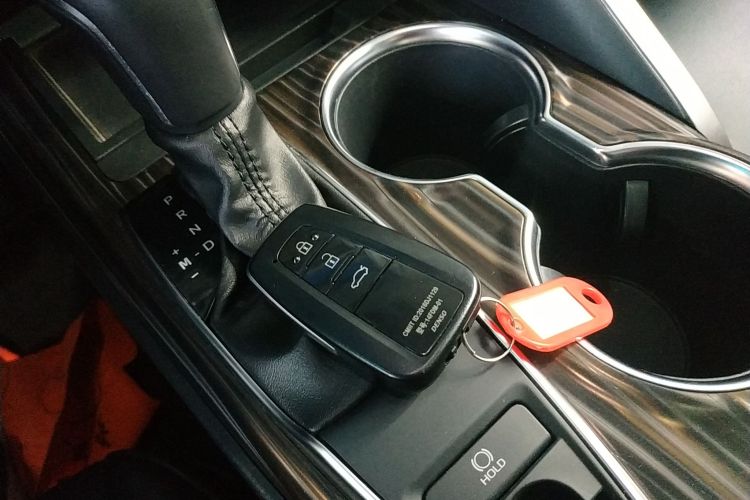 丰田 凯美瑞 2019款 2.0G 豪华版 国VI中控内饰7001