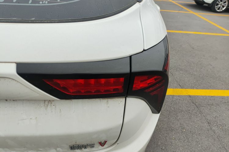 哪吒汽车 哪吒V 2021款 标准续航娱乐版升级型车身外观9