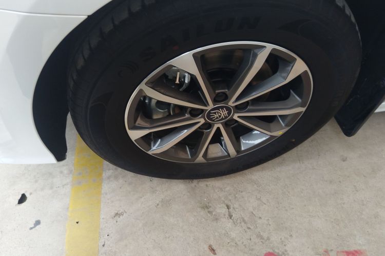 比亚迪 秦PLUS 2024款 荣耀版 DM-i 55KM领先型车身外观35