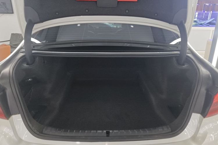 宝马5系 2019款 530Li 领先型 豪华套装机舱底盘23