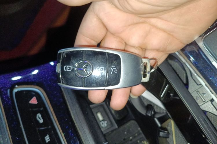 奔驰E级 2019款 E 300 L 时尚型中控内饰7001