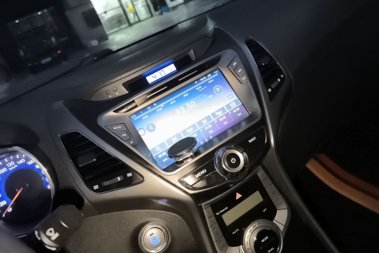 现代 朗动 2012款 1.6L 自动尊贵型中控内饰16