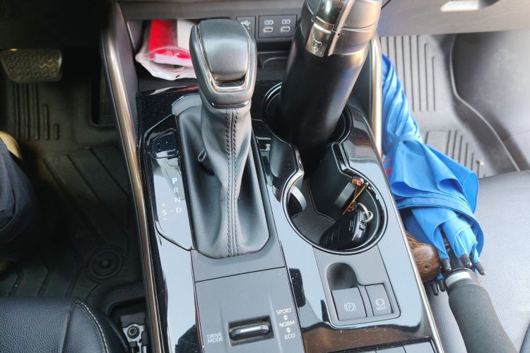 丰田 汉兰达 2023款 2.5L智能电混双擎四驱骑士版 7座中控内饰18