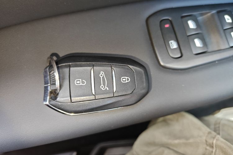 标致408 2019款 350THP 自动豪华版 国V中控内饰7001