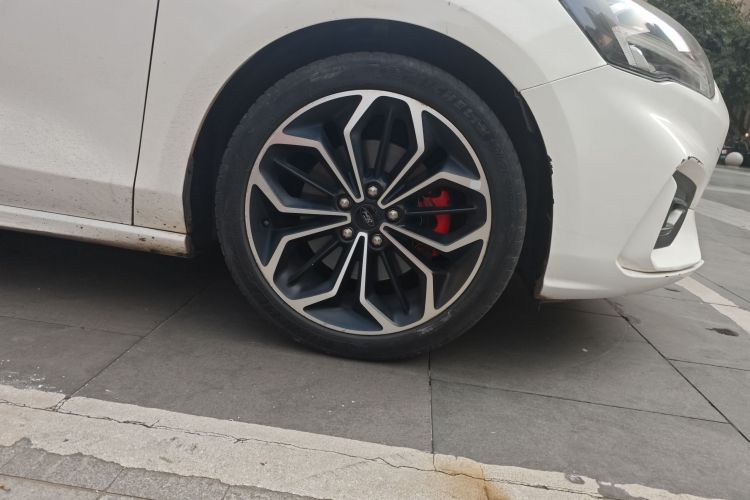 福特 福克斯 2021款 三厢 EcoBoost 180 自动ST Line车身外观10