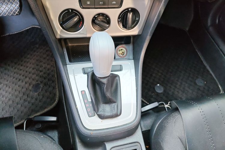 大众 朗逸 2013款 改款经典 1.6L 自动风尚版中控内饰18