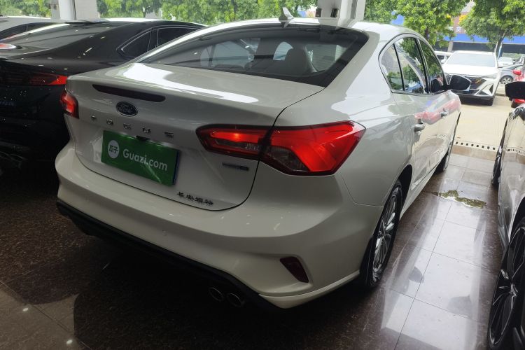 福特 福克斯 2020款 三厢 EcoBoost 180 自动锋潮型车身外观7