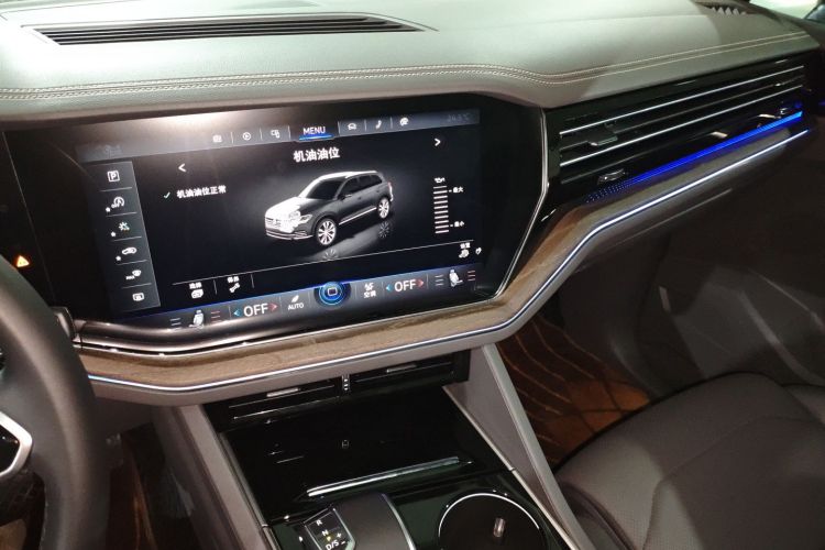 大众 途锐 2022款 3.0TSI 锐享版 曜黑运动套装中控内饰16