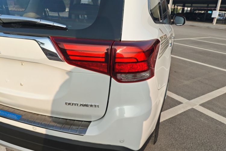 三菱 欧蓝德 2018款 2.4L 四驱豪华版 7座车身外观9