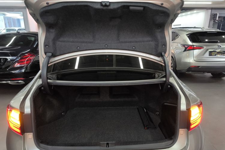 雷克萨斯ES 2015款 300h 舒适版机舱底盘23