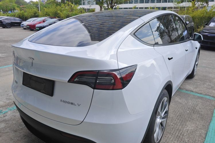 特斯拉 Model Y 2022款 后轮驱动版车身外观7
