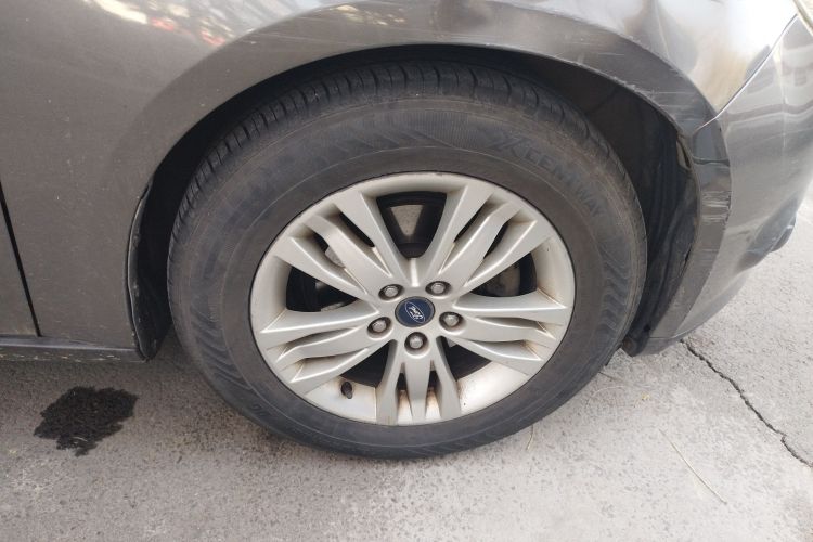 福特 福克斯 2012款 三厢 1.6L 手动舒适型车身外观10