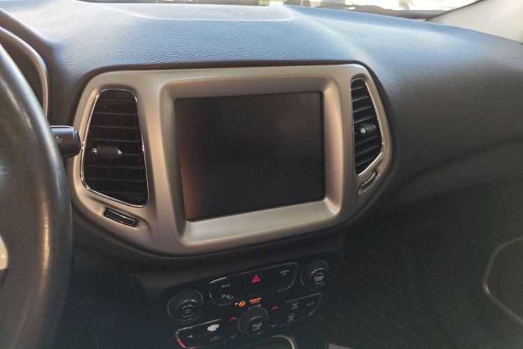 Jeep 指南者 2017款 200T 自动家享版局部细节16