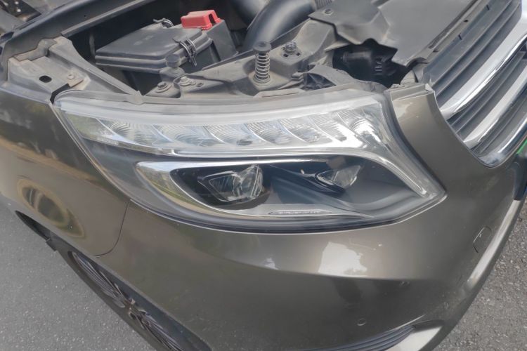 奔驰V级 2017款 V 260 领航版车身外观8