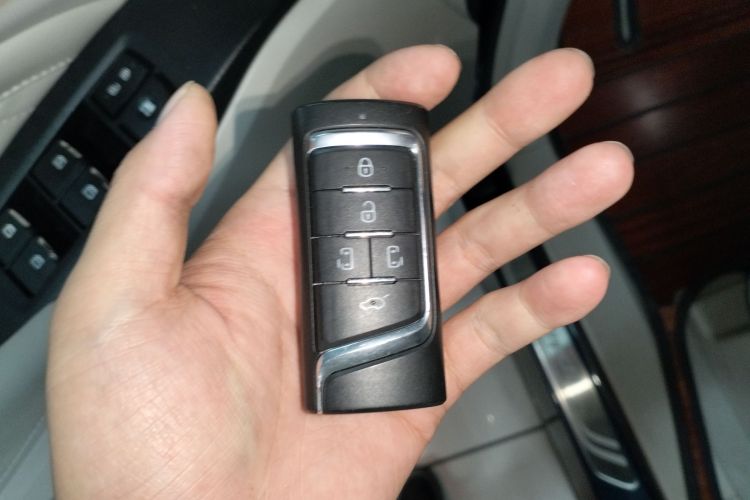 广汽传祺 传祺M8 2018款 320T 旗舰版中控内饰7001