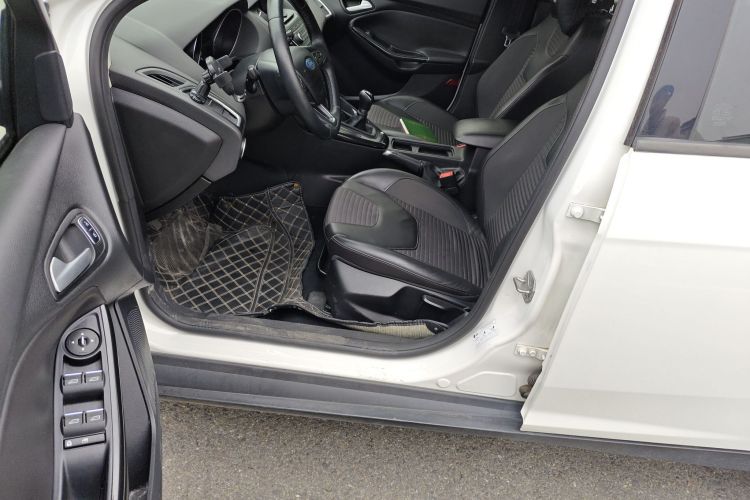 福特 福克斯 2015款 三厢 1.6L 手动风尚型中控内饰20