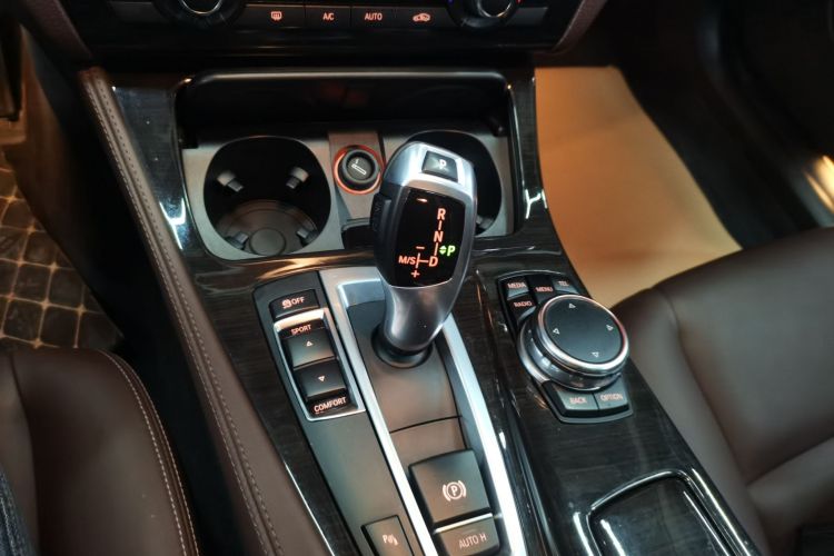 宝马5系 2014款 525Li 豪华设计套装中控内饰18