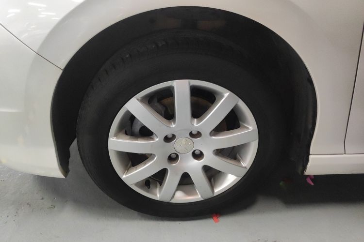 标致308 2014款 乐享版 经典 1.6L 手动风尚型车身外观6002