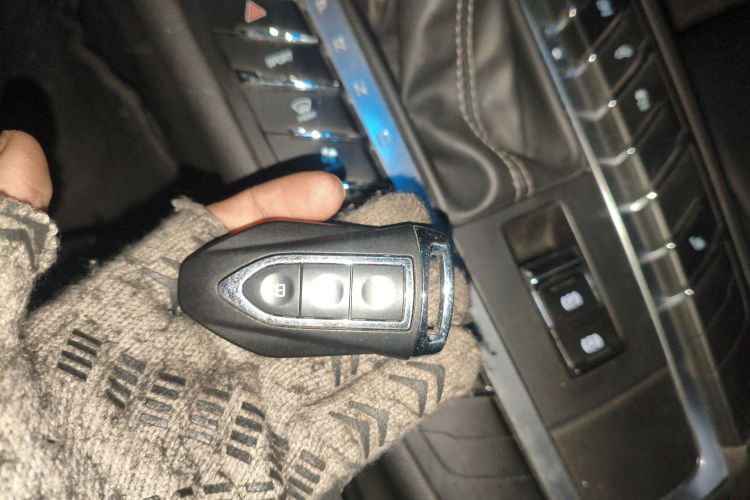 众泰SR9 2017款 2.0T 自动极致之梦版中控内饰11