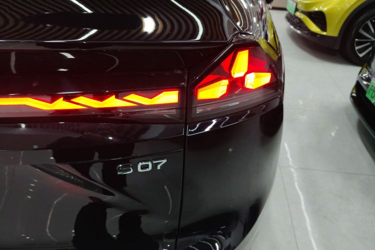 深蓝汽车 深蓝S07 2025款 215Max 华为乾崑智驾ADS SE增程版车身外观9