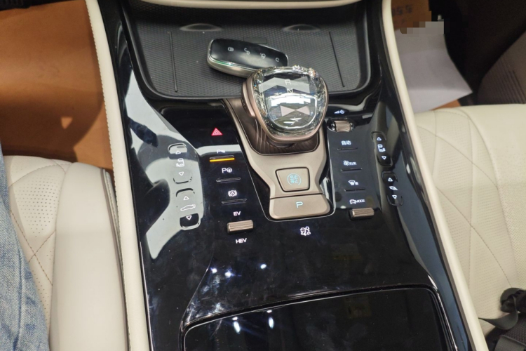 腾势D9 2022款 DM-i 970 四驱旗舰型中控内饰18