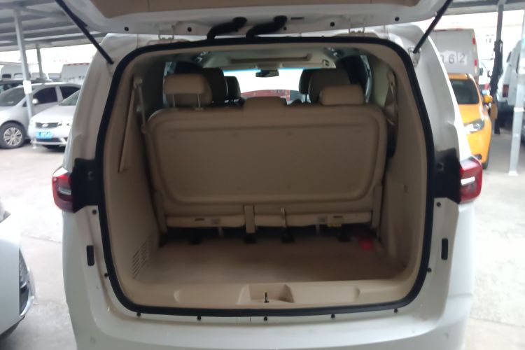 别克GL8 2023款 改款 陆上公务舱 豪华型机舱底盘23