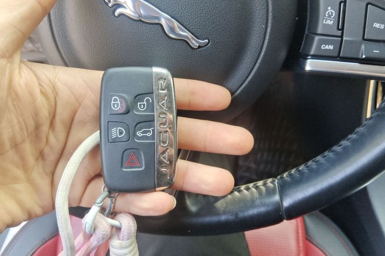 捷豹XE 2017款 2.0T 200PS R-Sport中控内饰7001