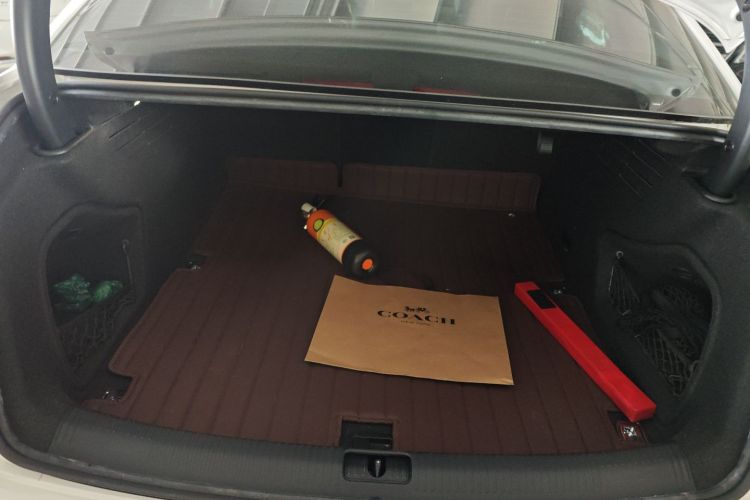 奥迪A4L 2018款 30周年年型 40 TFSI 时尚型机舱底盘23