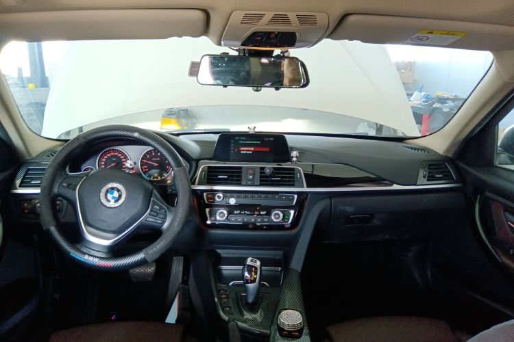 宝马3系 2018款 318i中控内饰12