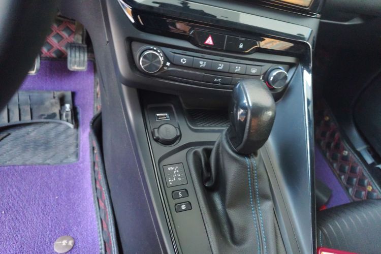 标致308 2018款 1.6L 自动时尚版中控内饰18