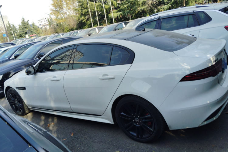 捷豹XEL 2025款 2.0T 250PS R-DYNAMIC 90周年典藏版车身外观4