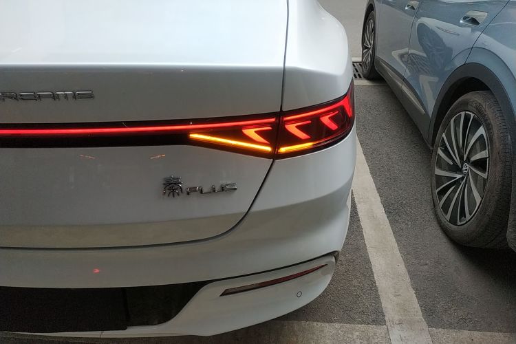 比亚迪 秦PLUS 2021款 EV 500KM 豪华型车身外观9