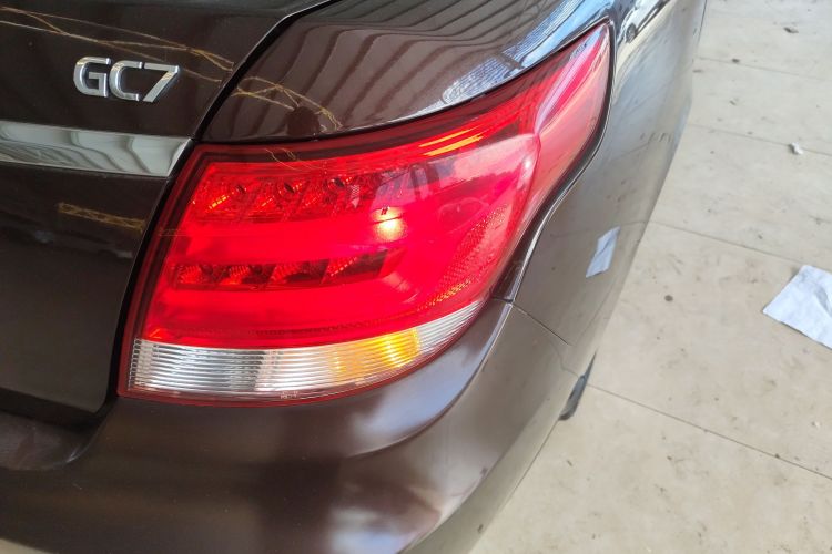 吉利汽车 远景 2015款 1.3T 手动尊贵型车身外观9