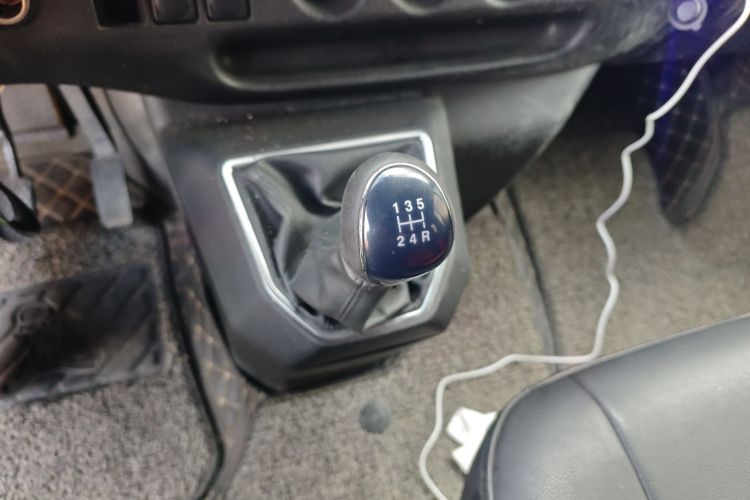 江铃 特顺 2021款 2.8T空间王普通款短轴中高顶6座柴油国VI JX493中控内饰18