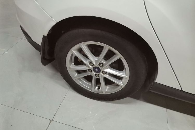 福特 福克斯 2018款 两厢经典 1.6L 自动风尚型智行版车身外观56