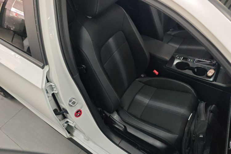 本田 思域 2023款 HATCHBACK 240TURBO CVT极锐版局部细节41