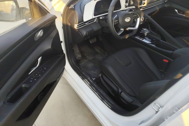 现代 伊兰特 2023款 1.5L CVT GLX精英版中控内饰7003