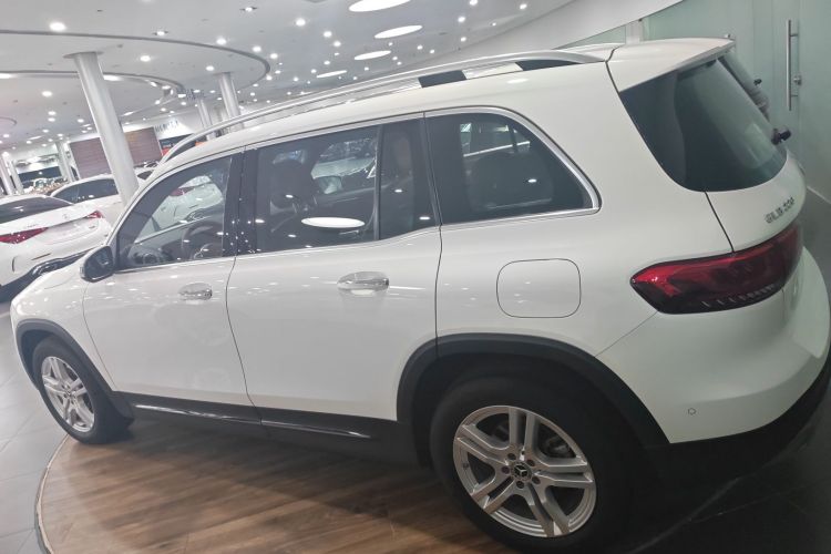 奔驰GLB 2023款 GLB 220 动感型车身外观4