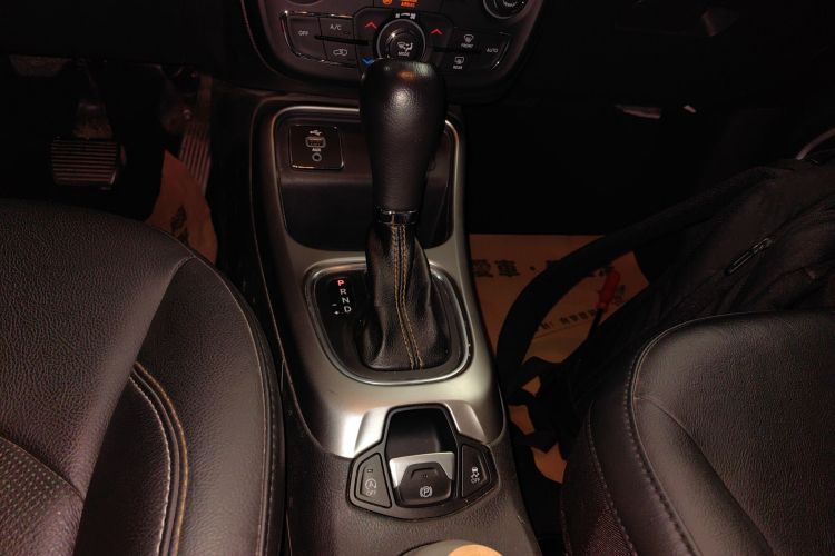 Jeep 指南者 2017款 200T 自动家享版局部细节18