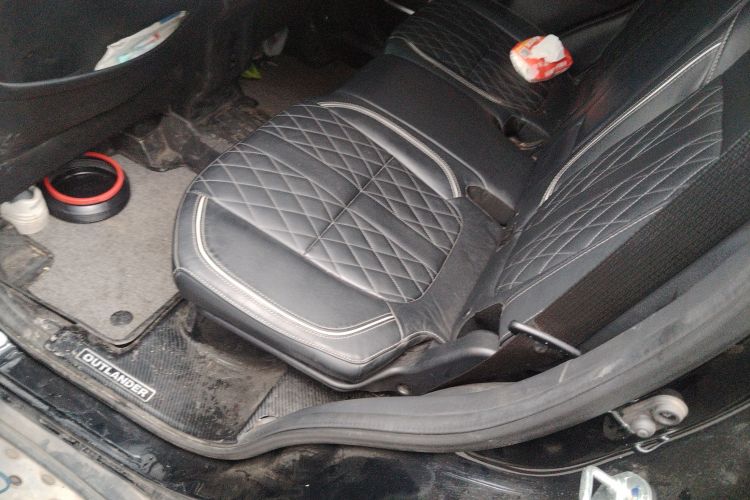 三菱 欧蓝德 2020款 2.4L 四驱致享版 7座中控内饰7004