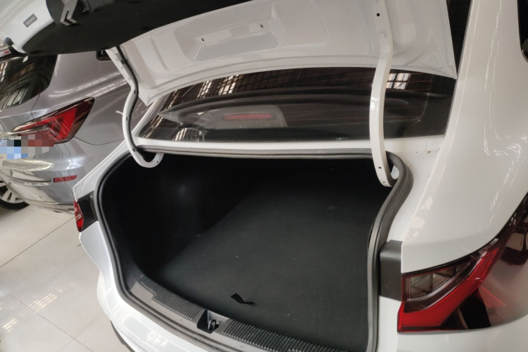 荣威i5 2023款 1.5L CVT豪华版机舱底盘23