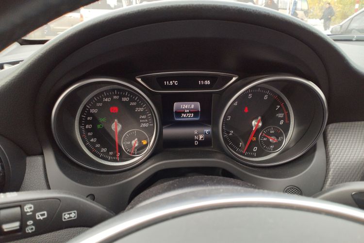 奔驰GLA 2019款 GLA 200 动感型中控内饰14